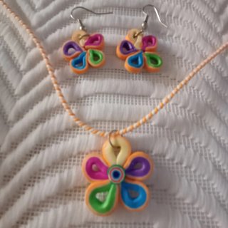 Conjunto de collar y pendientes de flores