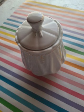 Bombonera de Porcelana Blanca y Dorada