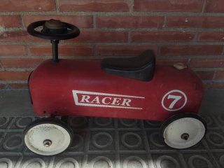 Coche de juguete tipo correpasillos rojo