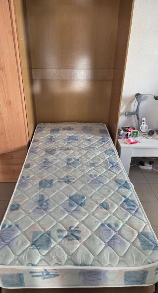 Cama plegable encastrada en mueble