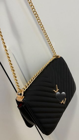 Bolso Negro con Cadena Dorada