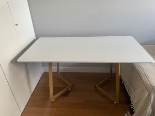 Mesa Escritorio Blanca con Patas de Madera