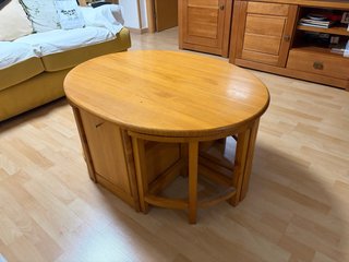 Mesa de centro con 4 taburetes y 2 cajones