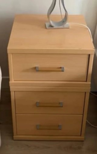 Mesita de noche de madera