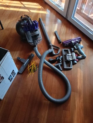 Aspirapolvere Dyson con accessori