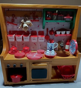 Cocinita de sobremesa de madera con accesorios