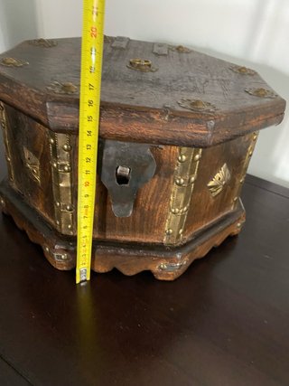 Caja de Madera Vintage con Adornos Metálicos