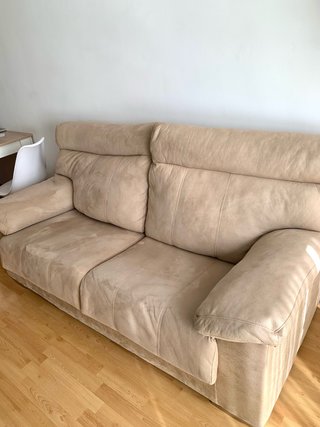 Sofá de dos plazas en ante beige