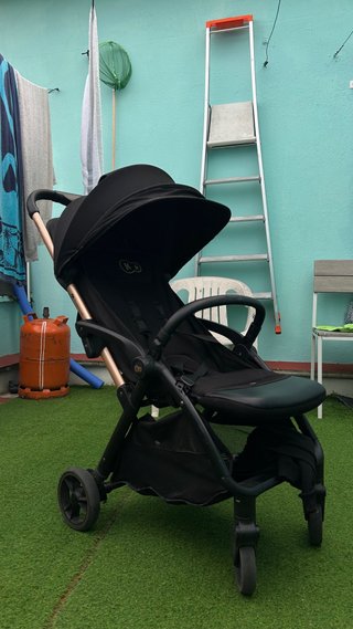 Carrito de bebé ligero Kinderkraft negro