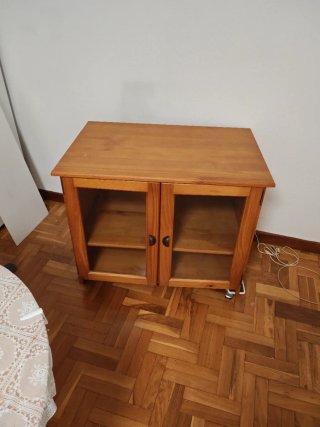 Mueble de TV de madera con puertas de cristal