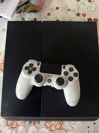 PS4 (PlayStation 4) con controller e giochi