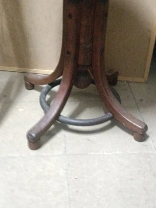 Taburete antiguo de madera