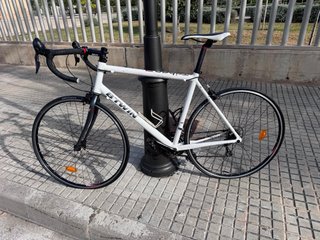 Bicicleta de carretera Btwin blanca