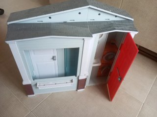 Casita de Juguete con Puerta Roja