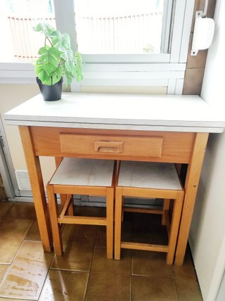 Mesa de cocina de madera con 2 taburetes