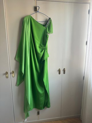 Vestido de fiesta verde con chal de gasa