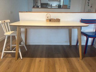Mesa de comedor de madera