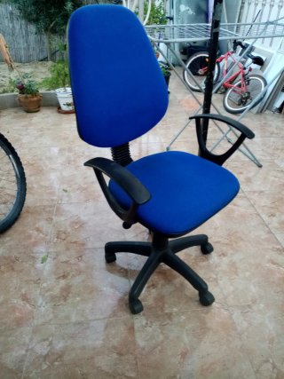 Silla de oficina con ruedas azul