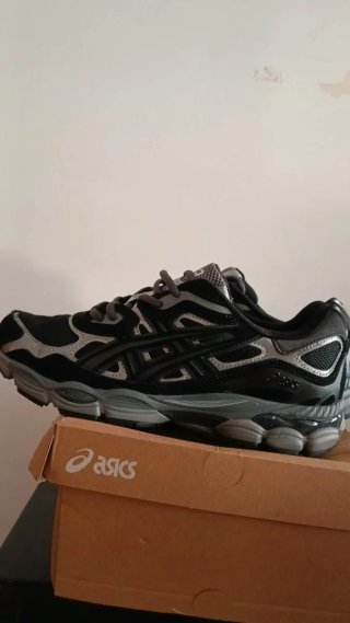 Zapatillas Asics Negras y Grises