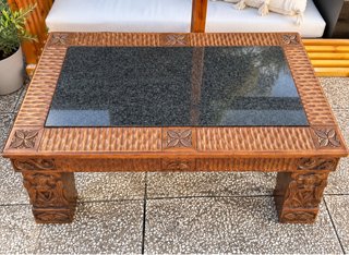 Mesa de centro de madera tallada y piedra