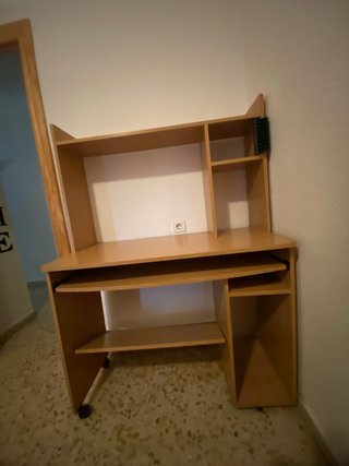 Escritorio de madera con estantería