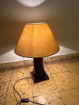 Lámpara de mesa con base de madera
