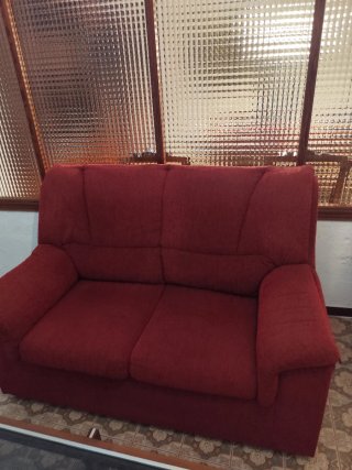 Sofá de dos plazas rojo y sillones
