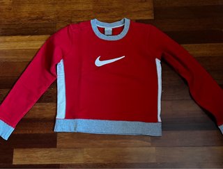 Sudadera deportiva de mujer Nike roja y gris.
