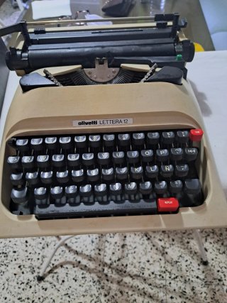 Máquina de escribir Olivetti Lettera 12
