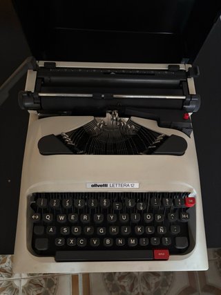 Máquina de escribir Olivetti Lettera 12