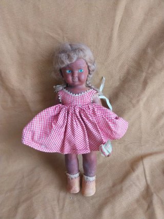 Muñeca con Vestido de Cuadros