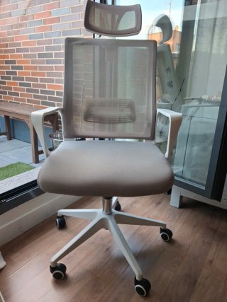 Silla de oficina con ruedas y reposabrazos