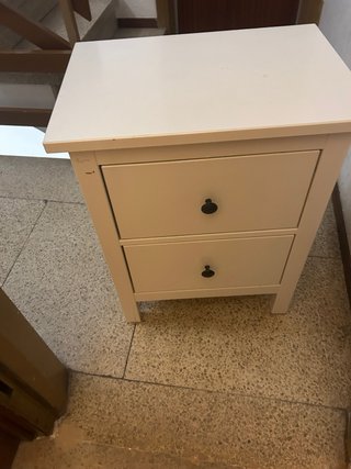 Mesa de noche blanca con dos cajones