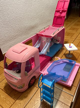 Caravana de Muñecas con Piscina