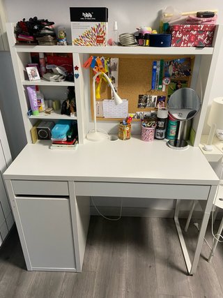Escritorio IKEA Blanco con silla ergonómica.
