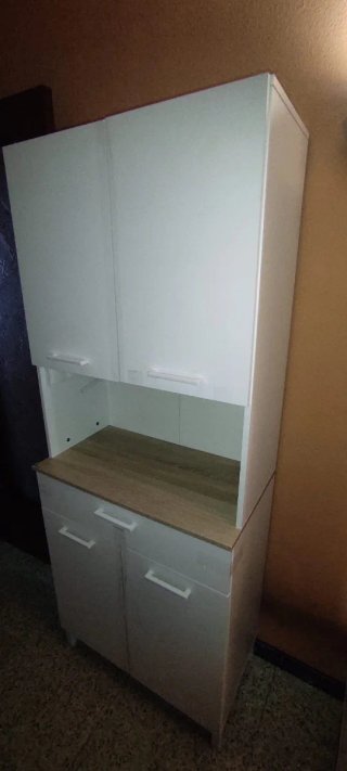 Armario de cocina o baño blanco