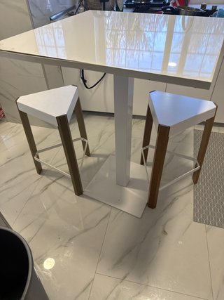 Mesa Alta de Cocina Blanca con 2 Sillas