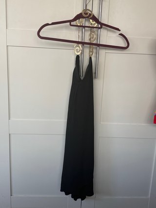 Vestido Negro con Cadena Dorada
