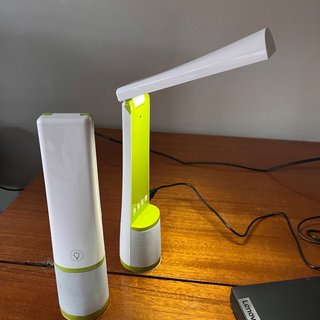 Lampade da tavolo LED con altoparlante.