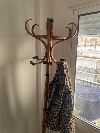 Perchero de madera clásico