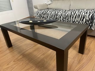 Mesa de centro de madera y cristal.