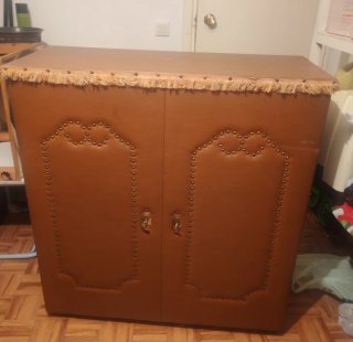 Cama plegable con mueble, colchón y almohada.