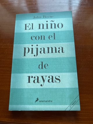 El niño con el pijama de rayas