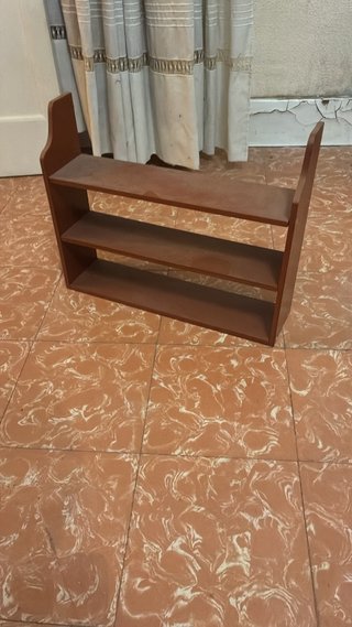 Estantería de pared pequeña de madera