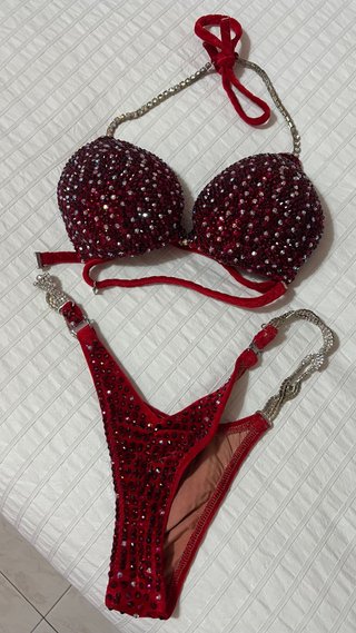 Bikini de competición rojo con pedrería