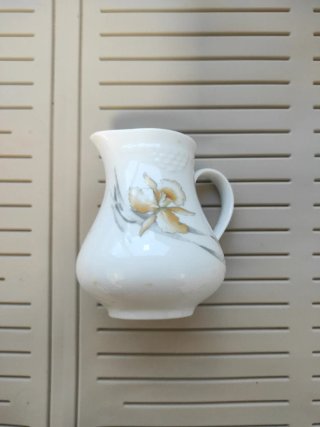 Jarrita lechera de porcelana