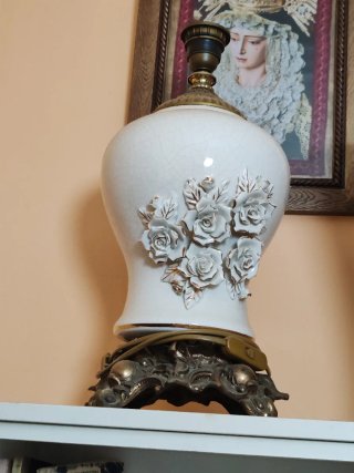Lámpara de mesa cerámica con flores