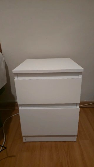 Mesita de noche blanca
