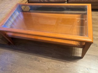 Mesa de salón de madera y cristal