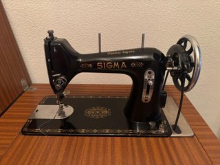 Máquina de coser antigua SIGMA con mueble